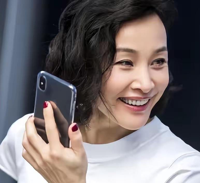 九游APP-科维托娃在瑞士队比赛中表现优异，爆冷引发热议！观众掌声雷动-九游APP